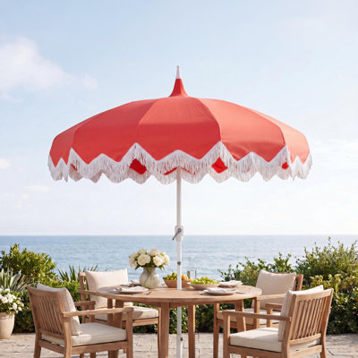 Parasol de terrasse Delphine de 2,4 m (8 pi) à franges bohèmes classiques, style pagode, avec manivelle d'inclinaison automatique et protection UV.
