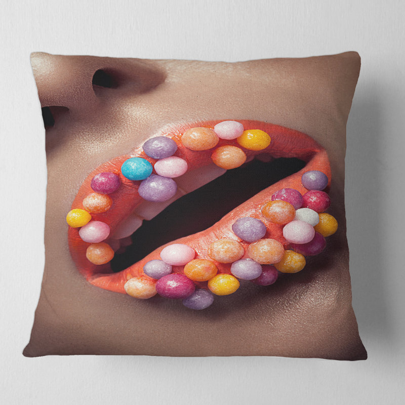 Gros plan sur une housse de coussin carrée et un insert Lolipops, 18" x 18"
