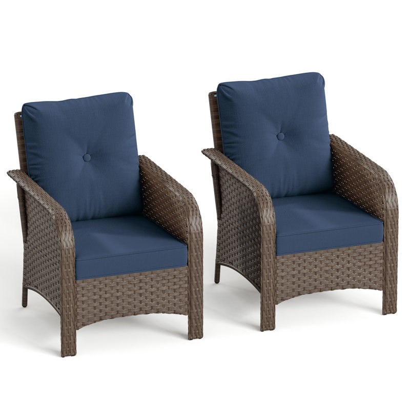 Deux chaises simples d'extérieur en rotin tissé, Marine
