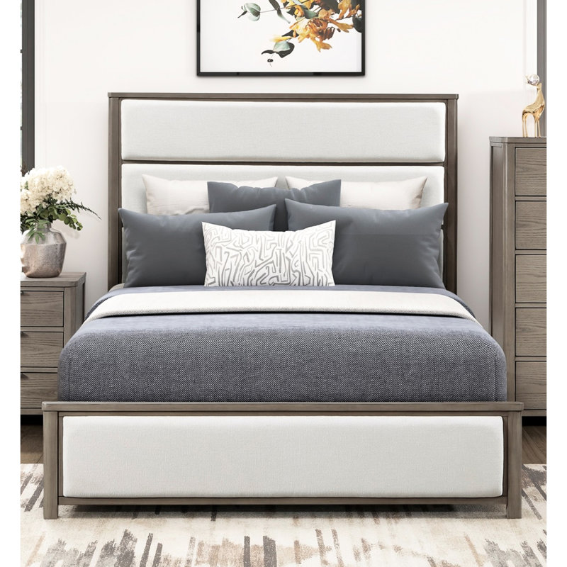 Très grand lit à panneau gris contemporain avec tissu en chenille beige sur la tête de lit et, essentiel pour une chambre à coucher moderne, sommier tapissier avec pieds de lit rembourrés et meubles
