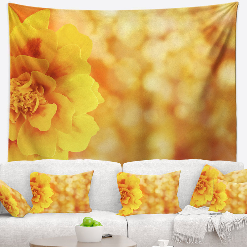Magnifique tapisserie florale sur fond jaune, H 32 po x l 39 po