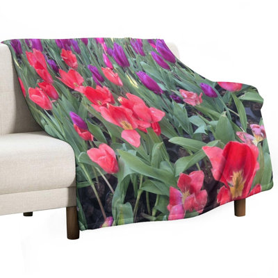 Jeté de flanelle de luxe rouge et mauve dans des lits de jardin