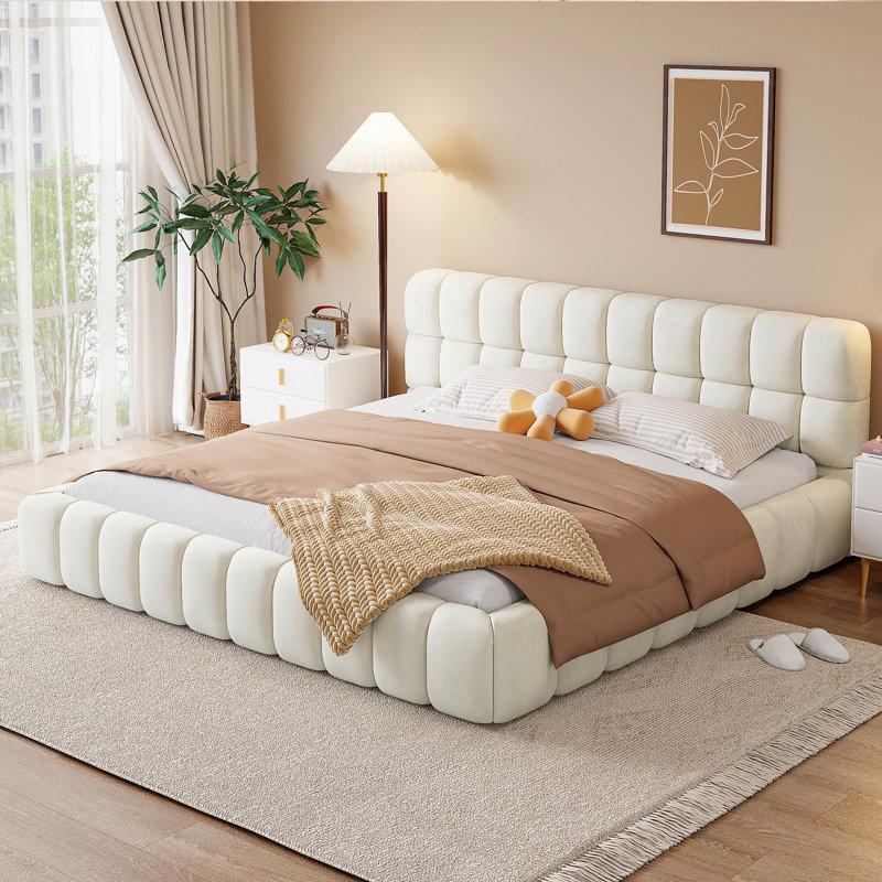 Très grand lit plateforme tapissier avec tissu épais et structure solide, lit moderne au sol beige, Beige