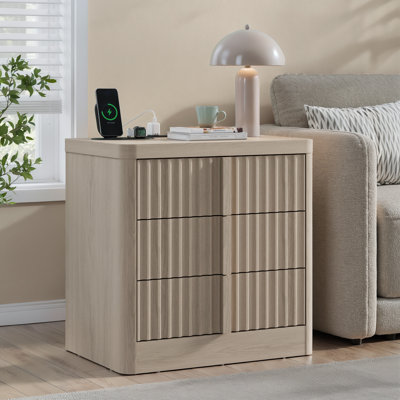 Table de chevet cannelée avec station de charge, table de chevet 23,6 po avec 3 tiroirs de rangement, poignée en bois pour chambre à coucher, salon, aulne blanc