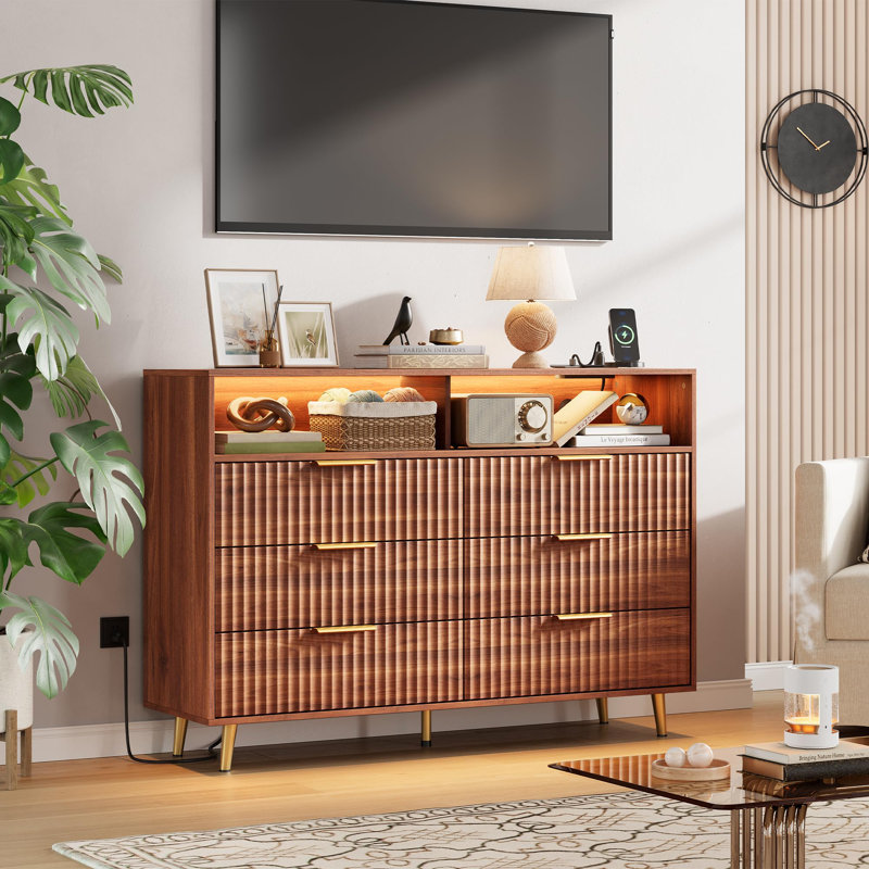 Commode cannelée moderne à 6 tiroirs avec station de charge, large commode avec poignées dorées et tablette de rangement ouverte