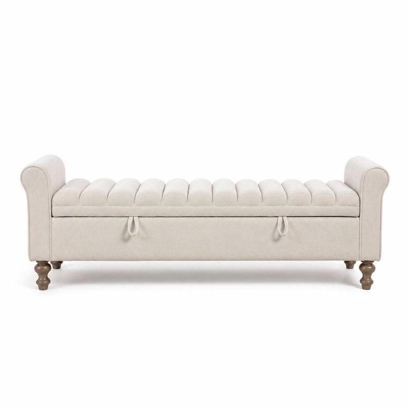 Banc de rangement moderne et large, entièrement rembourré, avec accoudoirs arrondis ; repose-pieds de lit en tissu doux au toucher, avec pieds en bois d'hévéa ; compartiment de rangement spacieux et dissimulé.