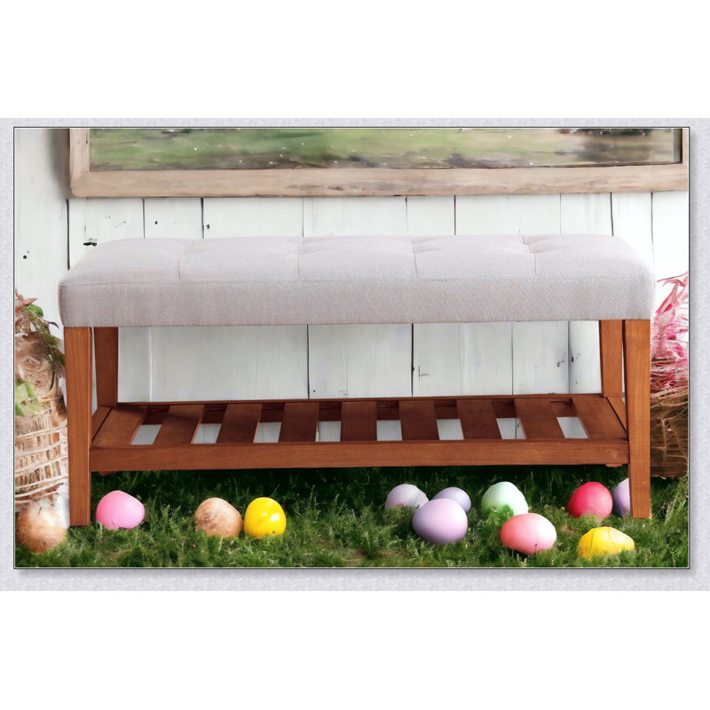 Le banc en tissu et en finition de chêne Charla, parfait pour les entrées et les salons, allie style et confort avec une fabrication durable.