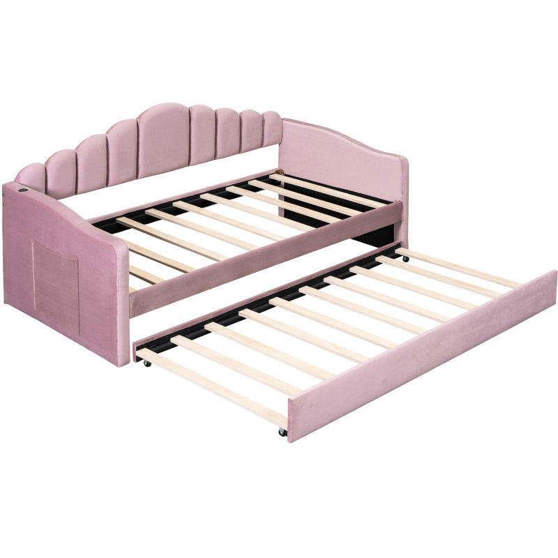 Lit de jour simple avec couchette et charge, revêtement en velours rose, fonctionnel, pas de sommier élégant, velours, style durable,