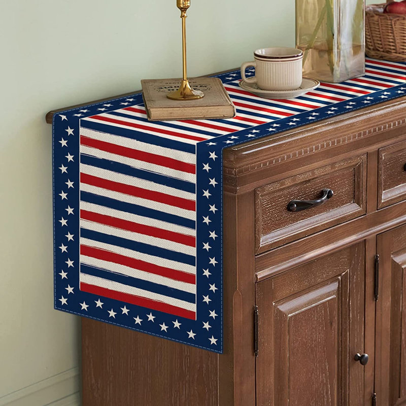 Chemin de table rayé en mélange de lin avec finition imperméable, décor patriotique de la fête de l'Independance pour la table et la cuisine - étoiles et rayures rouges, blanches et bleues