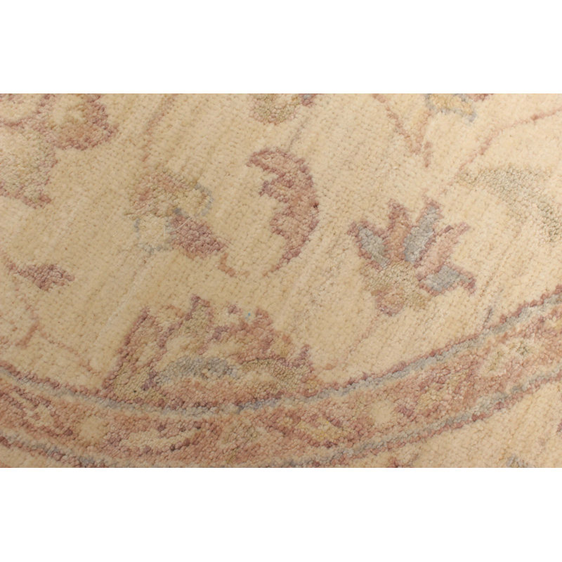 Tapis crème Bergenia 4 pi 1 po x 4 pi 2 po