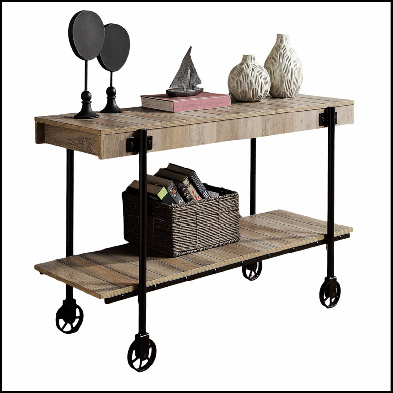 Table de canapé de style industriel avec design à lattes de ton naturel et tablette inférieure ouverte pour un rangement polyvalent et une esthétique moderne