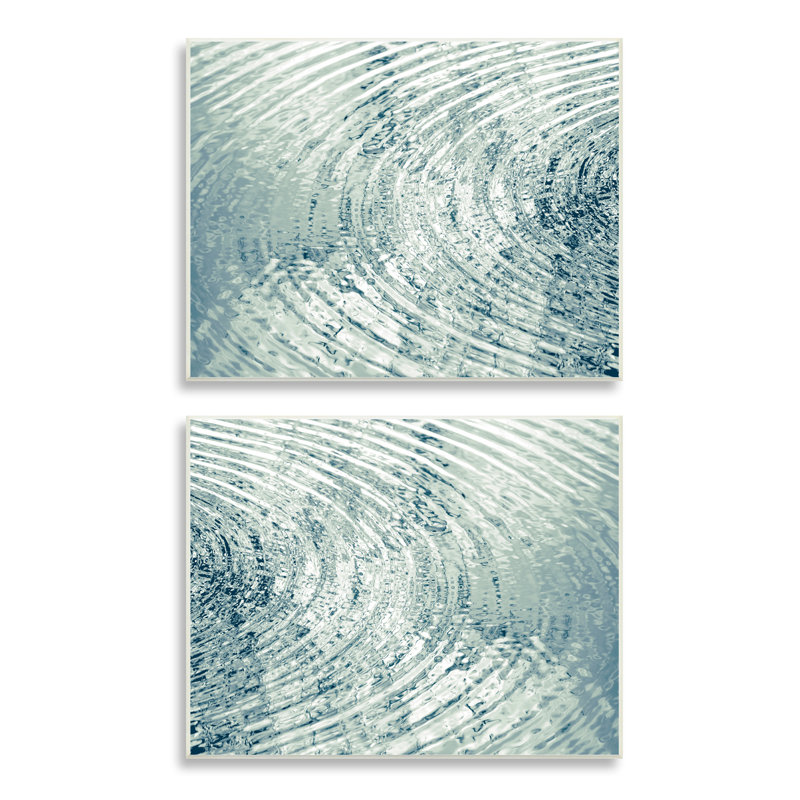 «Symmetric Ripples in Water Blue Light Reflection» par Maggie Olsen - ensemble de 2 photographies, Bois naturel