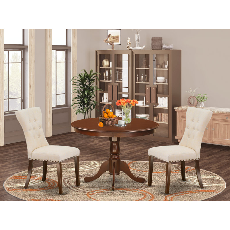 L'ensemble de table de salle à manger 3 pièces comprend une table ronde avec piédestal et 2 chaises rembourrées en tissu de lin beige clair, acajou