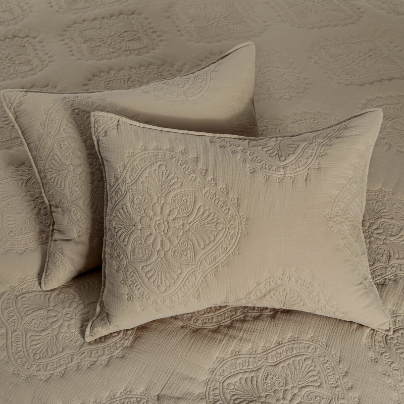 Ensemble de courtepointe taupe mousseline très grand, Courtepointe très grand + 2 taies décoratives