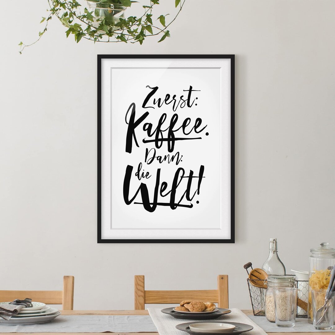 Gerahmtes Papierbild Zuerst Kaffee dann die Welt in Schwarz/Weiß