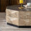 Table de cocktail avec ton de bois naturel, motif en relief octogonal, centre de table de salon