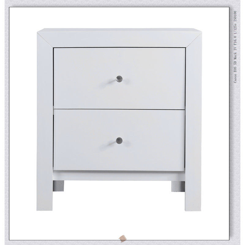 Table de chevet élégamment conçue avec des tiroirs spacieux et une finition noire chic, parfaite pour les chambres à coucher modernes.