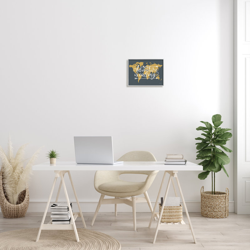 «Adventure is Calling Expression Arrows Over World Map Gray Farmhouse», estampe numérique encadrée, art texturé par Becky Thorns