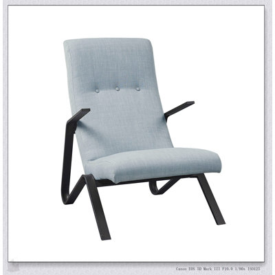 Fauteuil capitonné en tissu bleu clair avec rembourrage confortable et design élégant pour une utilisation polyvalente à la maison