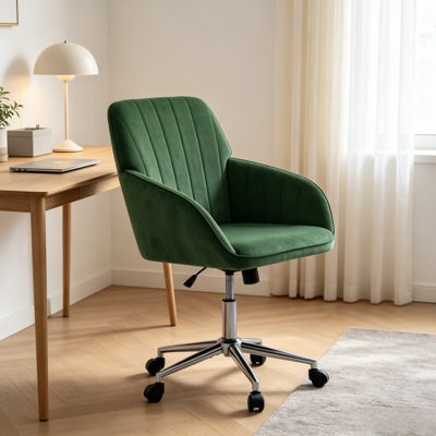 Fauteuil de bureau vert en velours surpiqué vertical, fauteuil roulant de bureau pivotant à hauteur réglable, fauteuil de maquillage rembourré à base en métal argenté 5 étoiles pour bureau à domicile, options de couleur de revêtement en velours large, capacité de charge de 300 lb