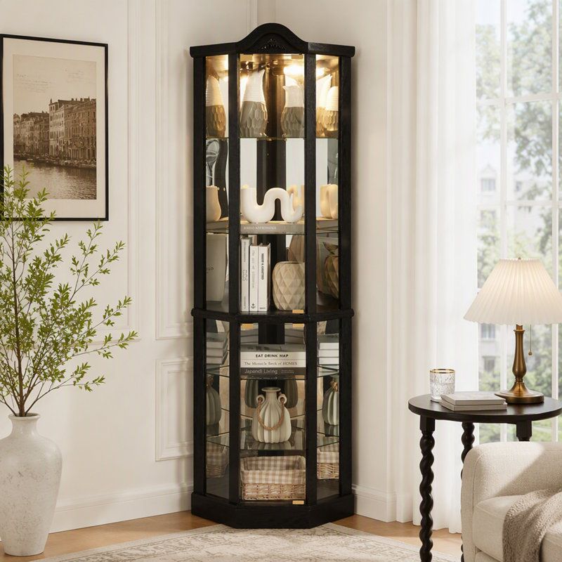 Vitrine d'angle éclairée avec étagères réglables et détails sculptés pour des solutions de rangement élégantes à la maison