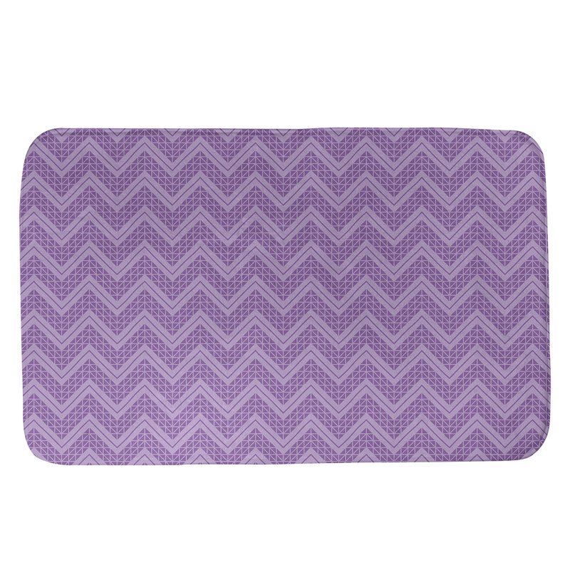 Tapis pour salle de bain à motif à chevrons à la main Stephenie, l 21 po x L 34 po, Violet / violet clair