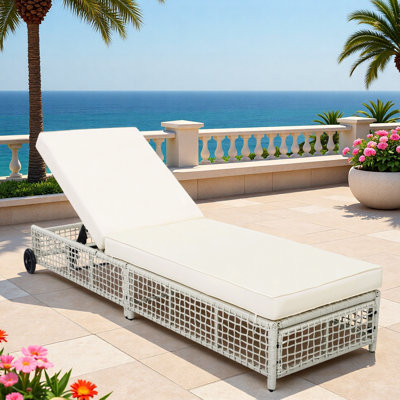 Chaise longue d'extérieur avec dossier à 5 positions, structure en rotin renforcé, repose-pieds réglables et roues mobiles
