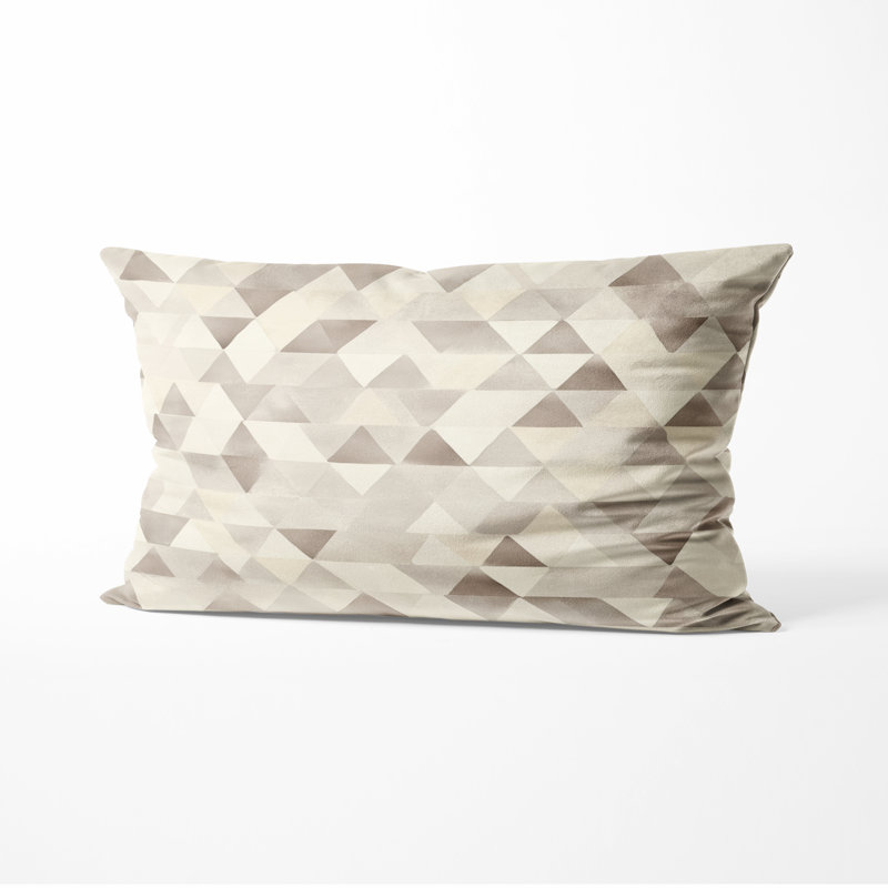 Coussin décoratif géométrique à motif triangulaire beige et gris, H 12 po x l 20 po