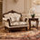 Chaise de style traditionnel avec accoudoirs arrondis et garniture cloutée avec finition cerisier foncé et beige