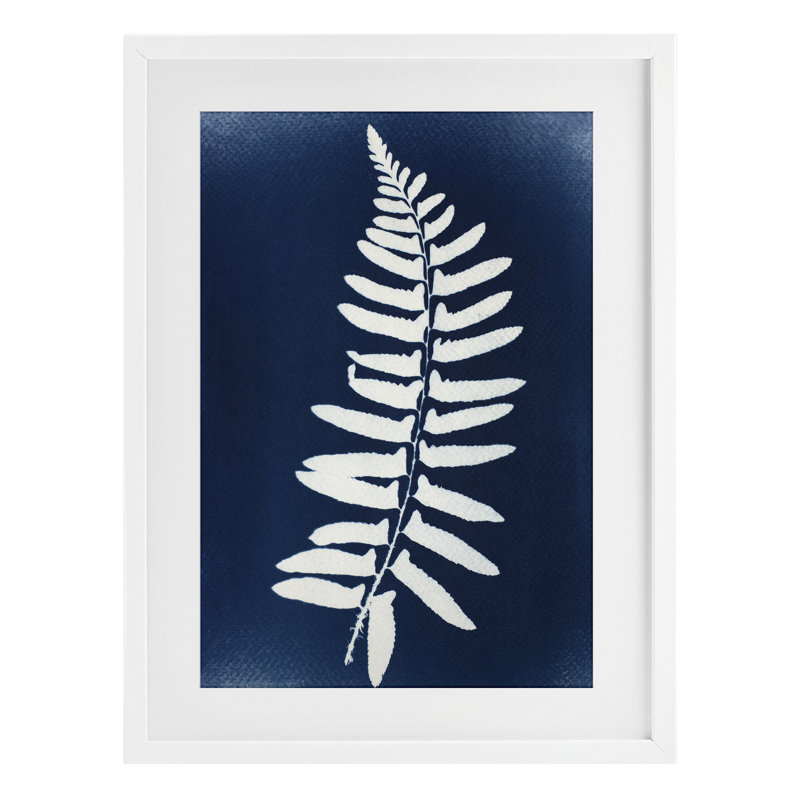 Feuille de fougère sur fond indigo, impression par Lynn Byrd, Cadre blanc côtier, H 20 po x l 14 po