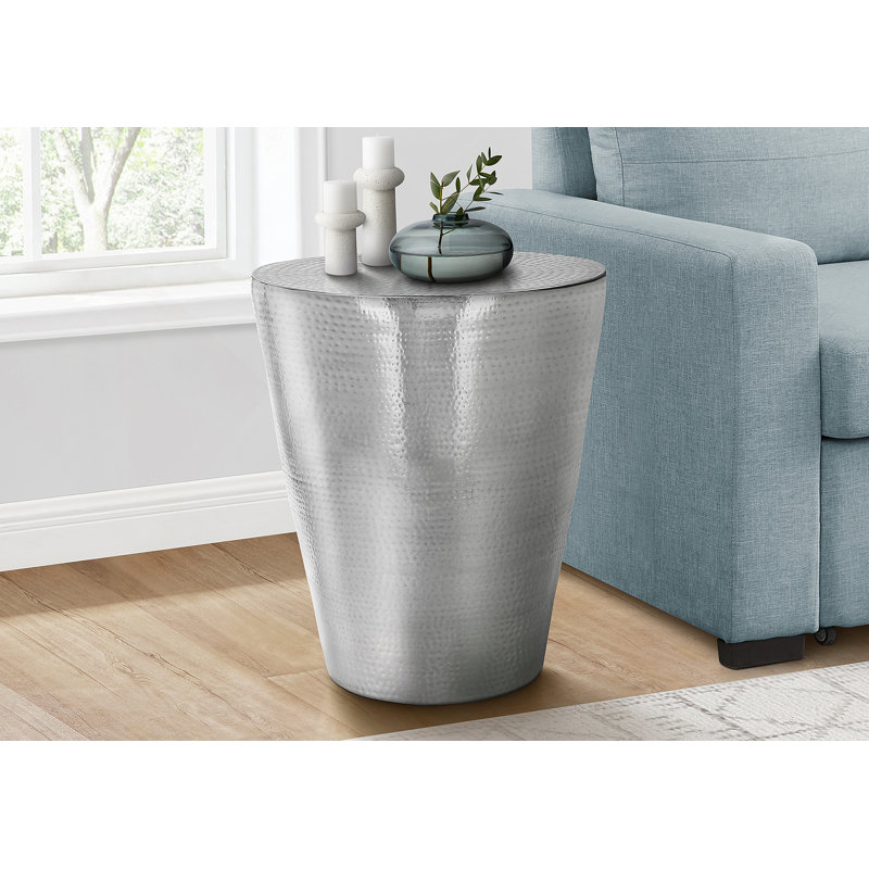 Table d'appoint compacte en stratifié taupe foncé avec rangement caché et porte-gobelet double, parfaite pour le salon ou la chambre à coucher