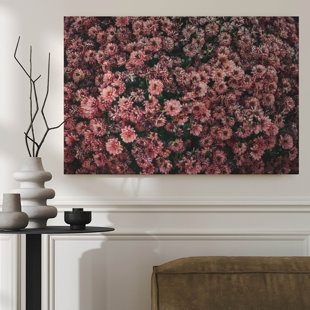 Art mural encadré sur toile, chrysanthèmes roses denses, flou artistique, photographie de film rétro. Décoration murale, grande œuvre d'art pour le salon, prête à être suspendue, 24 po x 36 po