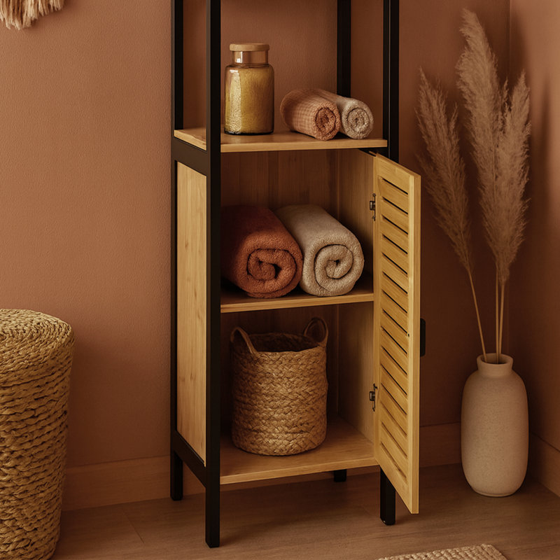 Armoire de rangement naturelle mince avec tablettes, cadre noir moderne et porte ventilée