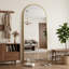 Miroir surdimensionné arqué en métal surdimensionné-570231696-543396699