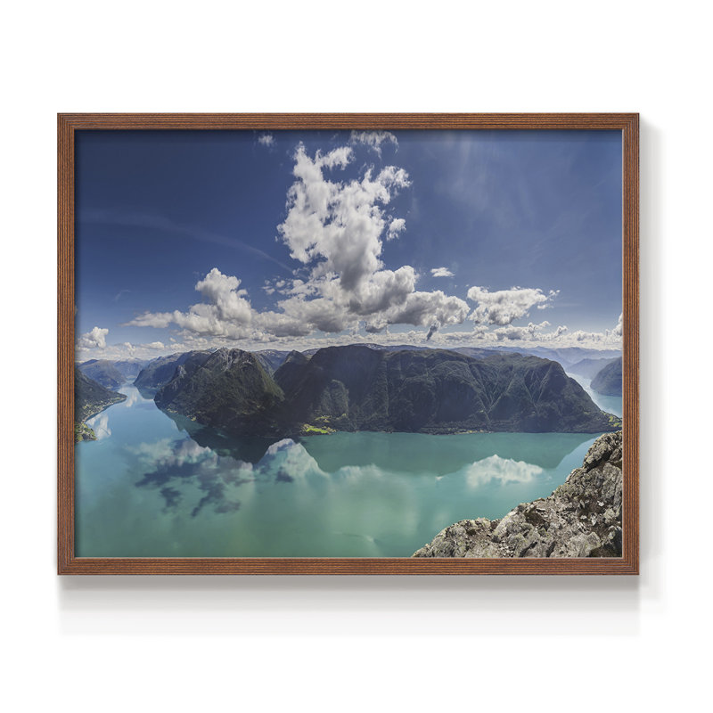 Réflexion I - impression encadrée - réarmable, H 16 po x l 20 po, Noyer