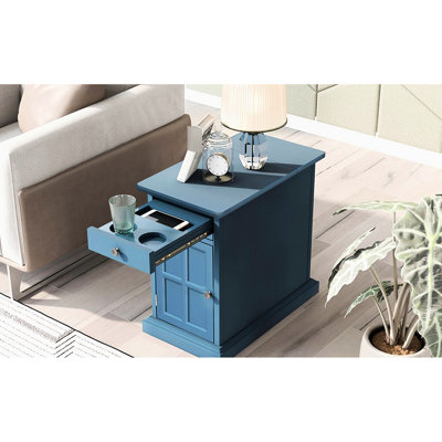 Table d'appoint de salon bleu marine antique avec porte-gobelets. Fabriqué en placage, bois et bois d'ingénierie. Plateau relevable avec rangement, tiroir et emplacement pour télécommande. Livrée montée. Dimensions : 58,4 cm (H) x 35,6 cm (L) x 61,7 cm (P). Plateau en bois massif. Pied plein.