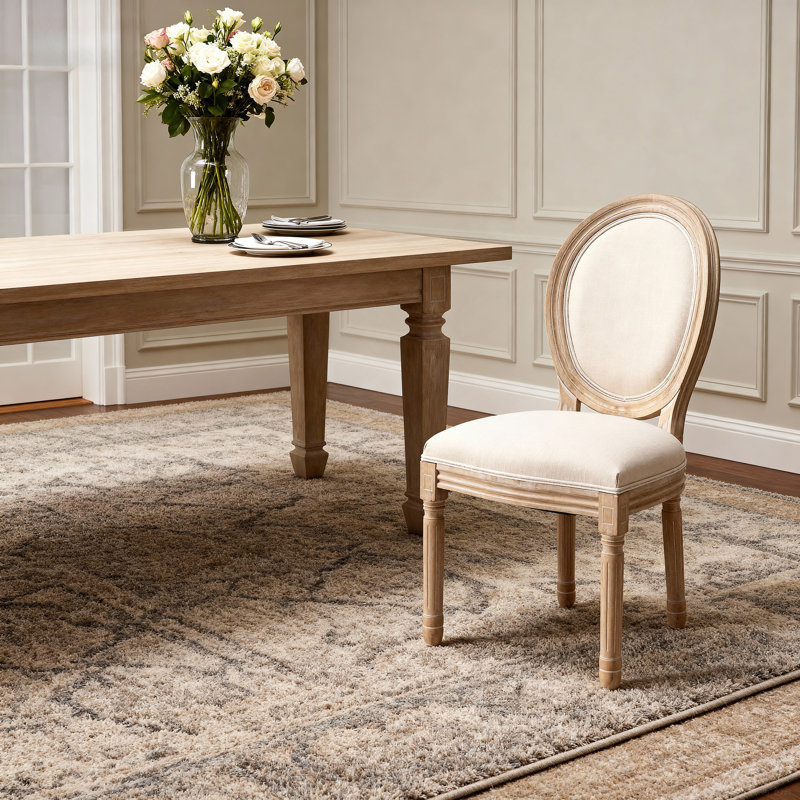 Chaise de salle à manger de style français à dossier ovale en bois massif avec siège rembourré et accoudoirs, parfaite pour un décor de maison de campagne moderne