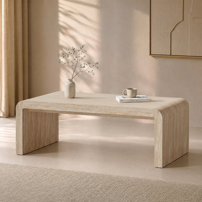 Table basse effet pierre à effet de cascade de 47,3 po avec finition Travallie et bords incurvés, Beige