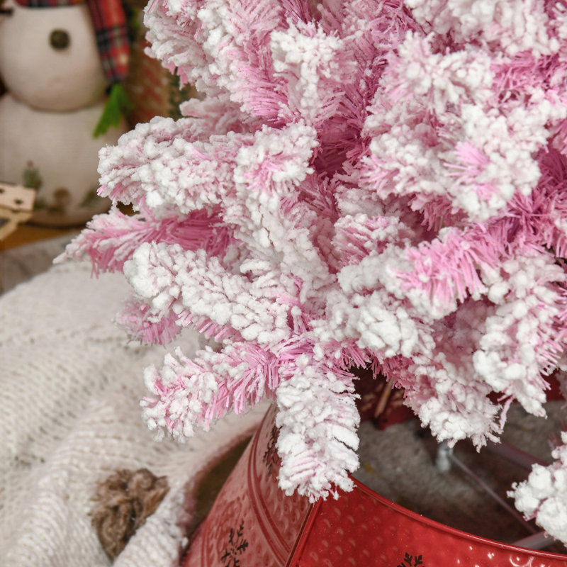 Arbre de Noël mince enneigé 7,5 pi avec des branches de pin réalistes, parfait pour les espaces compacts et les décorations festives