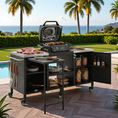 Grand îlot de cuisine pour l'extérieur avec plateau en acier inoxydable, table de préparation escamotable, tablettes réglables et support à épices