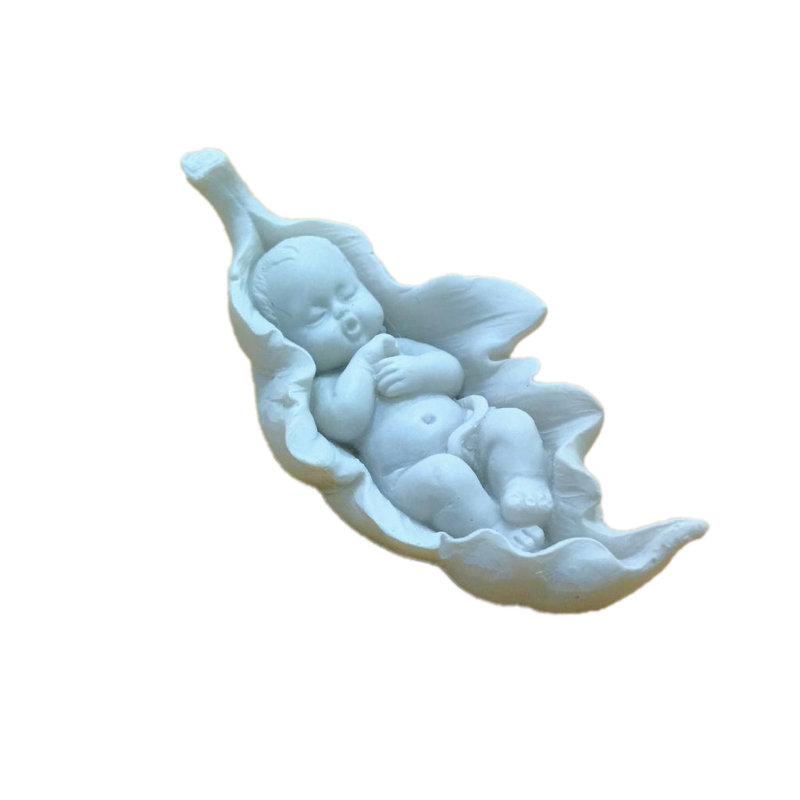 Ornements de bébé dormant dans une feuille