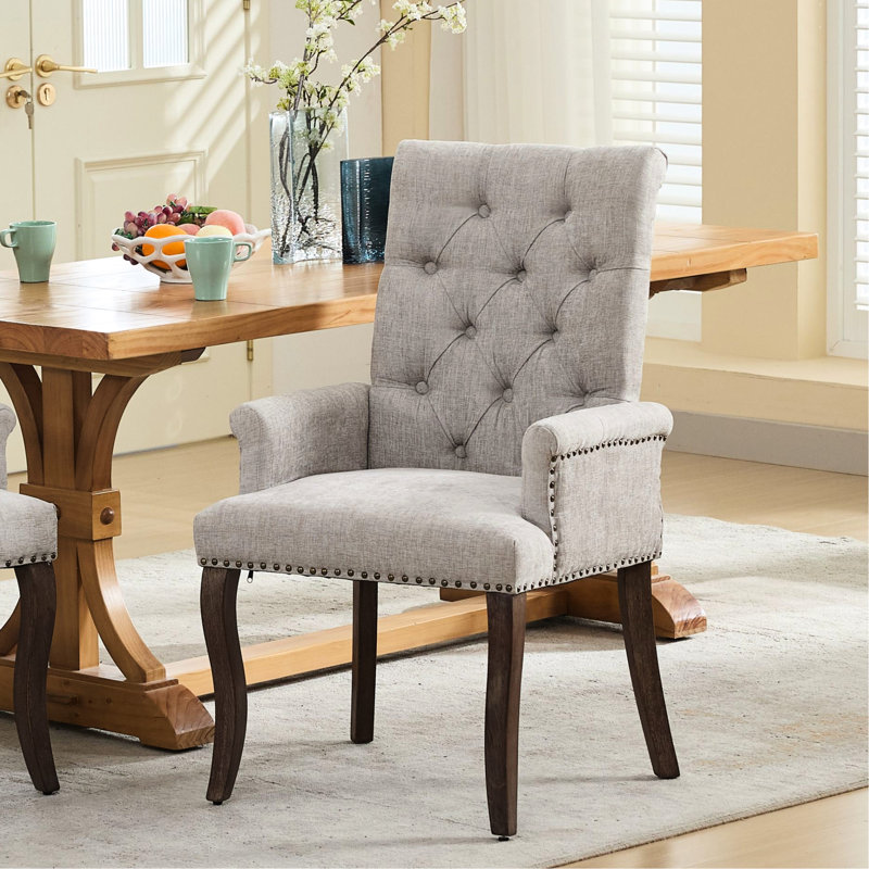 Fauteuil de salle à manger club, revêtement chenille beige, design artisanal, pieds incurvés en hévéa massif, revêtement élégant, finition sablée haut de gamme.