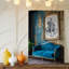 Toile dans un intérieur captivant, un canapé capitonné bleu classique avec art mural-1307857754