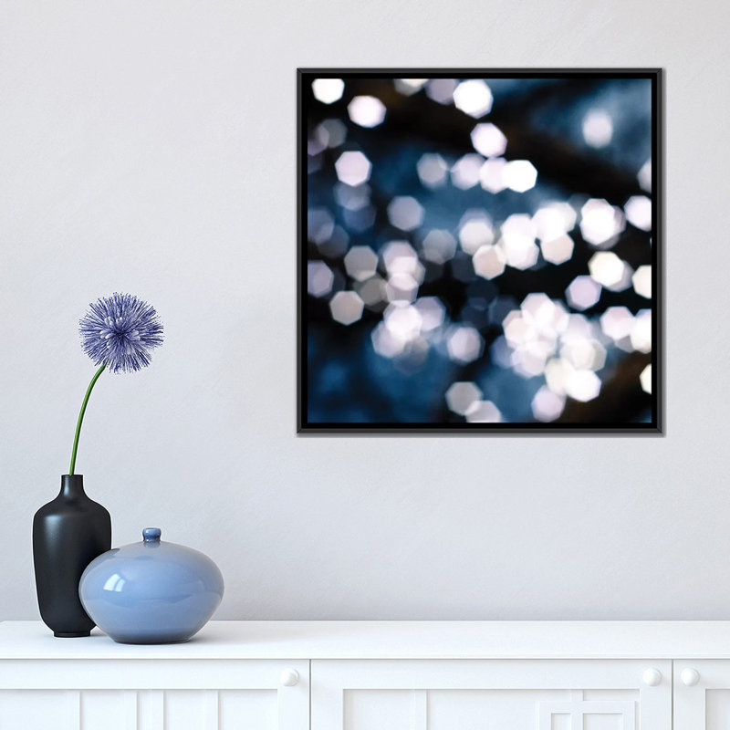 « bokeh blue ii », impression sur toile, H 18 po x l 18 po x P 1,5 po, Toile avec cadre noir, Pas de tapis
