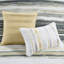 Courtepointe très grand / très grand avec imprimé jaune. Aquarelle rayée pour une chambre à coucher élégante. Microfibre douce et coussins décoratifs, très grand. Tranquille à imprimé paisible-124754851-124754849