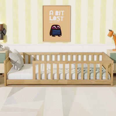 Structure de lit simple avec clôture sans porte, structure en bois d'hévéa avec barrière de sécurité