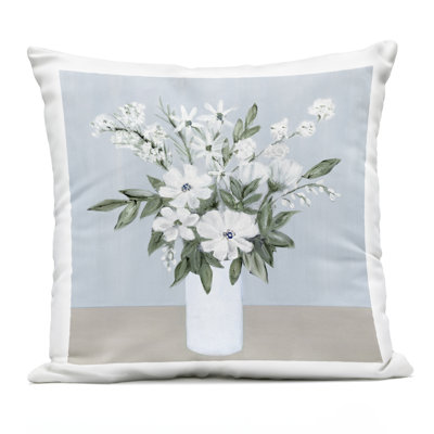 Coussin d'extérieur imprimé en mélange de fleurs blanches sur fond bleu, design par Marilyn Dunlap