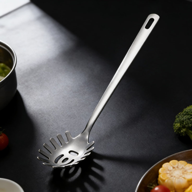 Ensemble d'ustensiles de cuisine et de cuillères en acier inoxydable résistant à la chaleur et au lave-vaisselle avec finition polie miroir pour un nettoyage facile