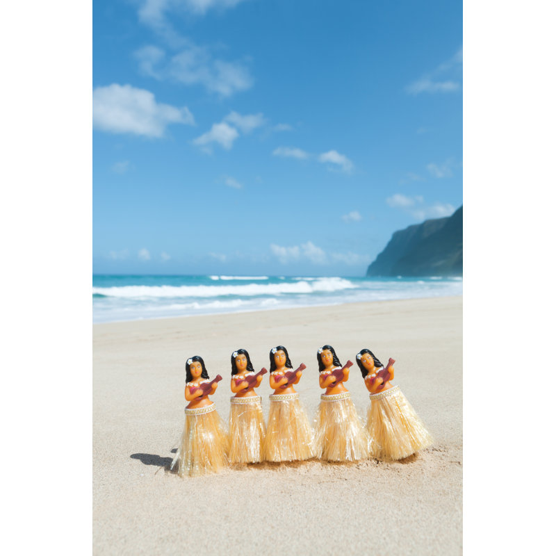 Figurines hawaïennes sur la plage par Yinyang, H 30 po x l 20 po