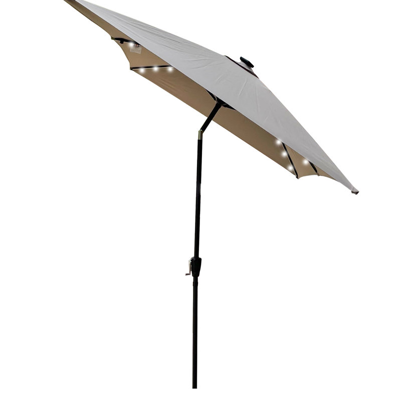 Parasol de patio rectangulaire - 10 pi x 6,5 pi À énergie solaire. Auvent. Manivelle et bouton-poussoir inclinable. 26 lumières. Mât noir. Gris moyen Matériau de l'auvent à DEL près de la piscine. À énergie solaire. Espace piscine